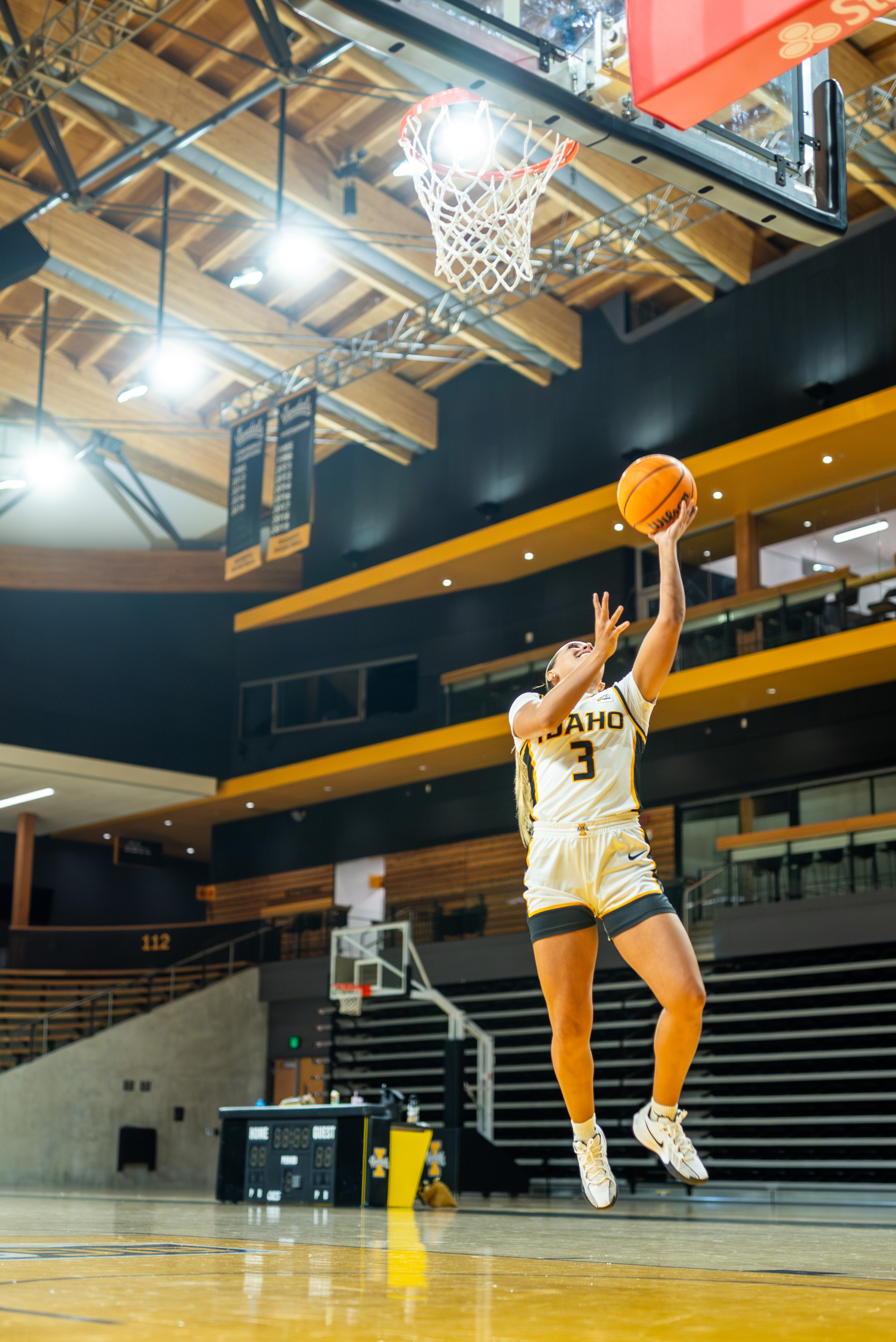 Gritman x UI basketball game action